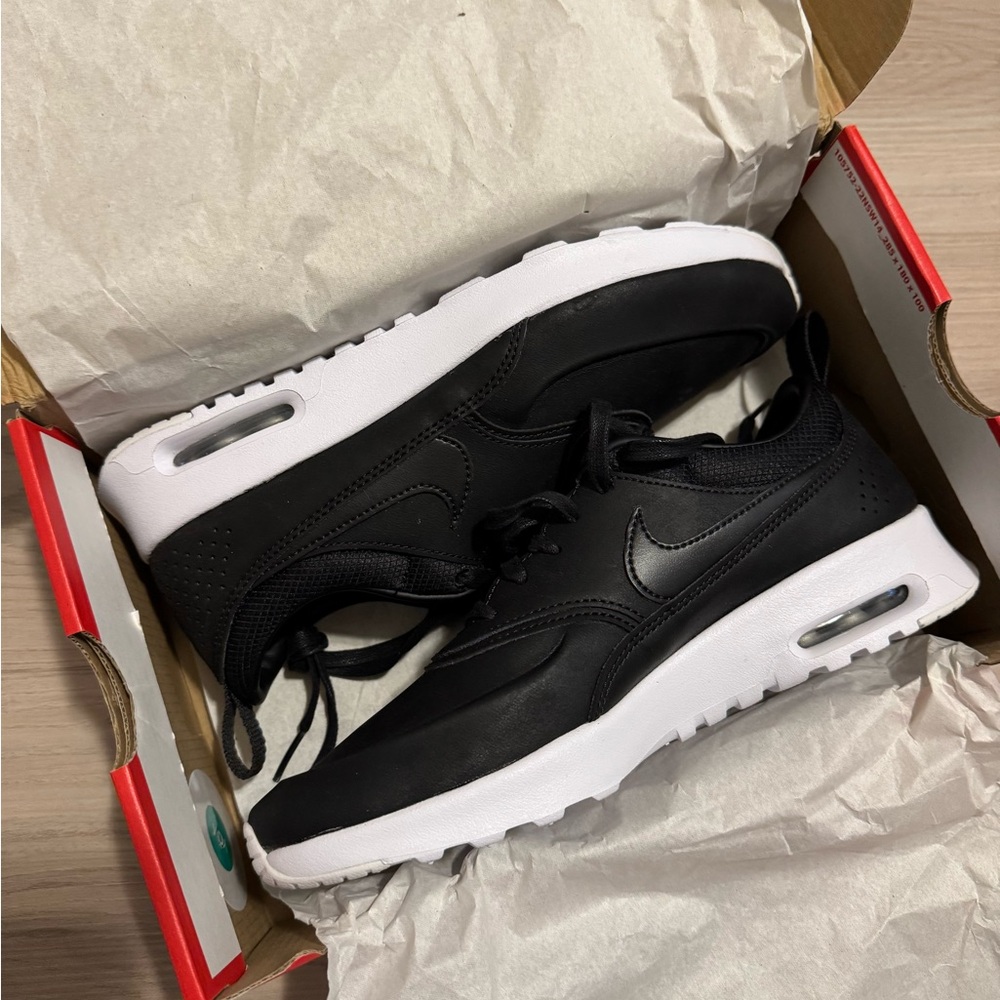 Women’s Nike Airmax Thea Premium Size 8